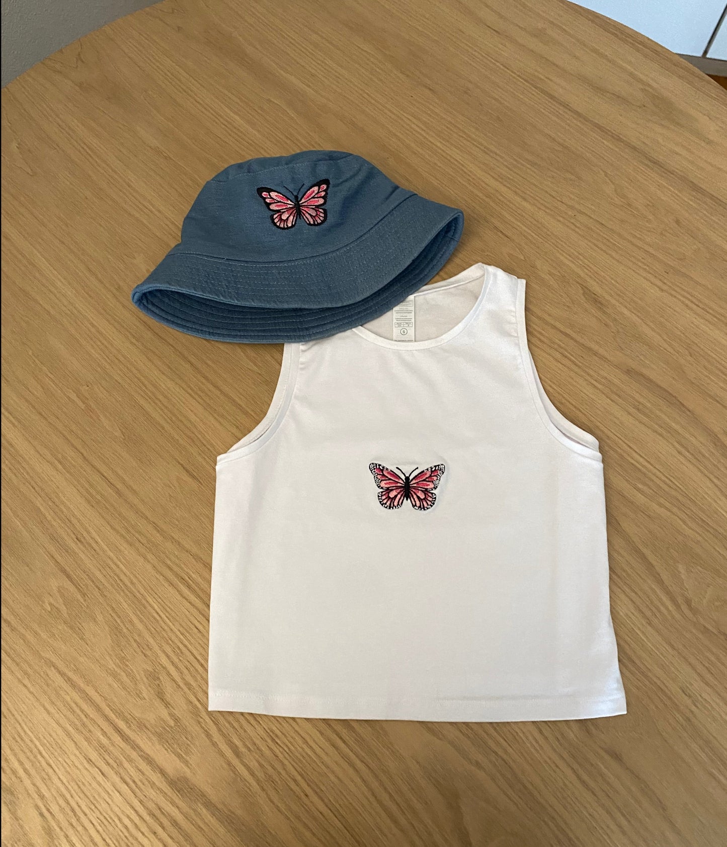 CONJUNTO TOP Y GORRO/A MARIPOSA