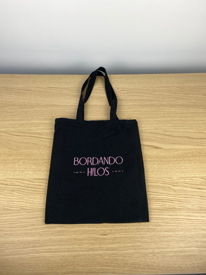 TOTE BAG NEGRA BORDANDO HILOS