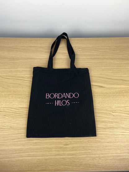 TOTE BAG NEGRA BORDANDO HILOS